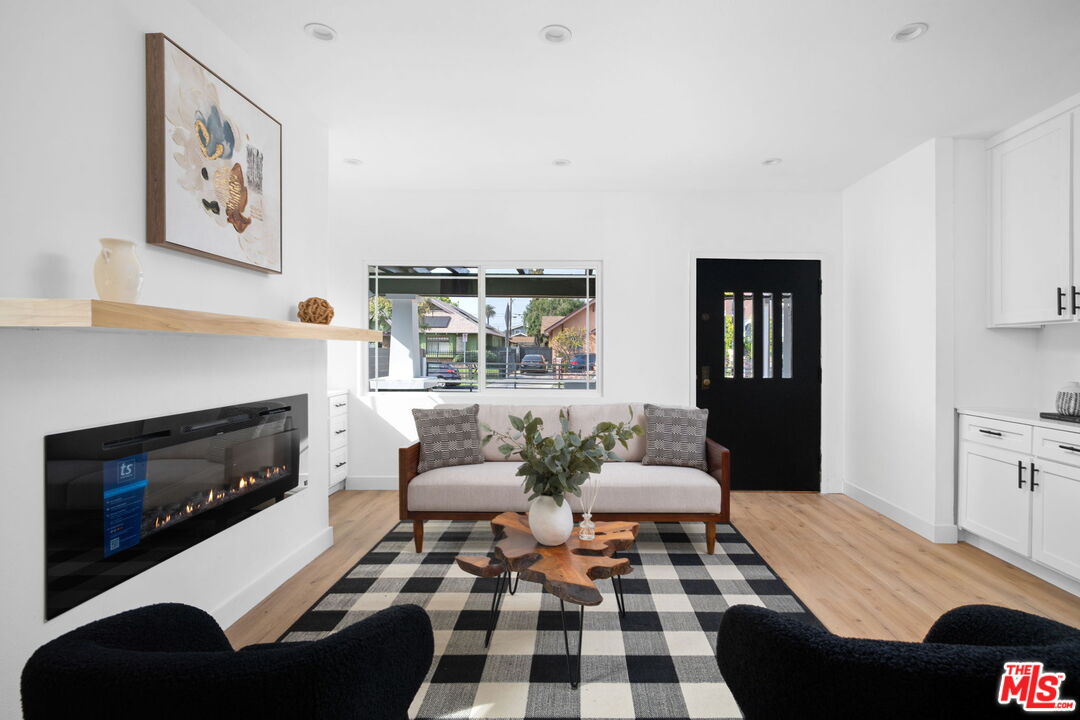 1050 W 48th St