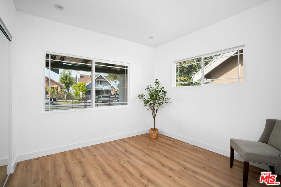 1050 W 48th St
