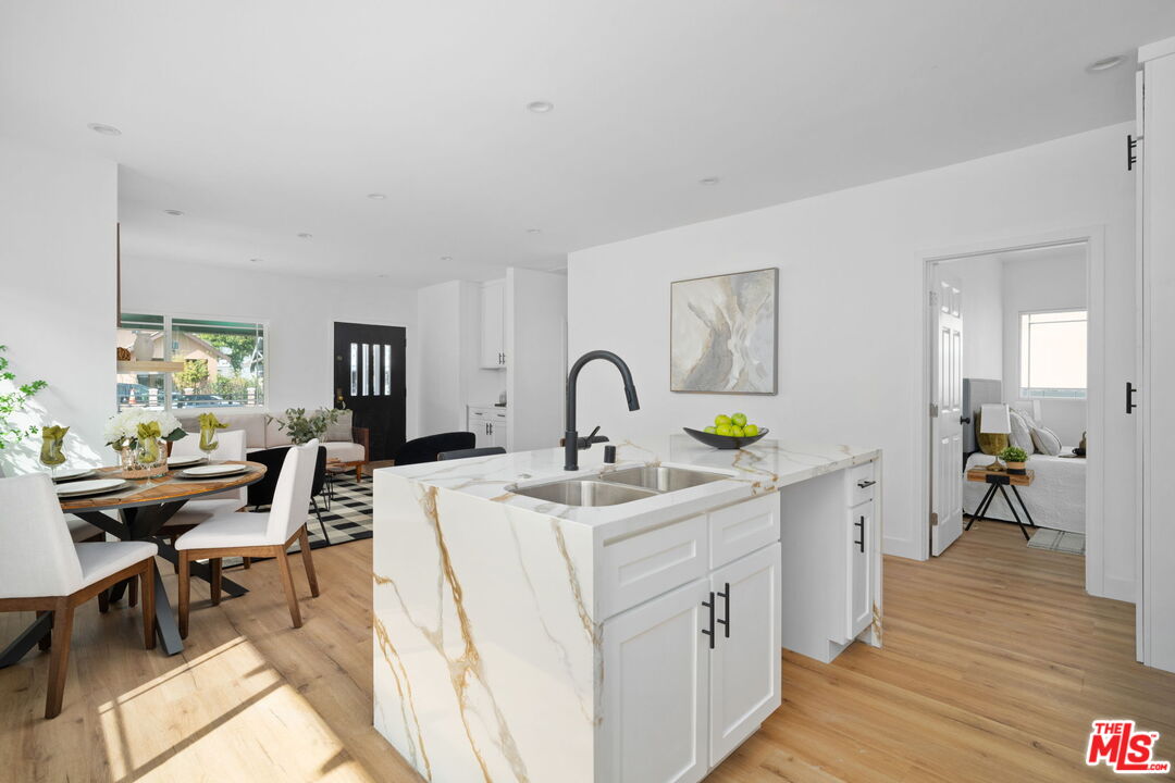 1050 W 48th St