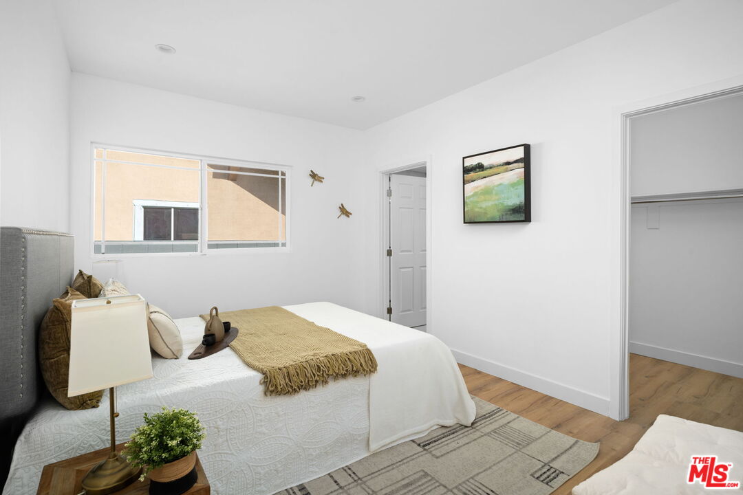 1050 W 48th St