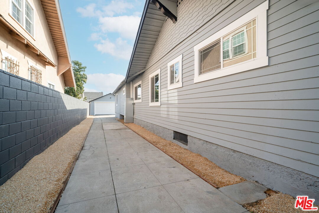1050 W 48th St