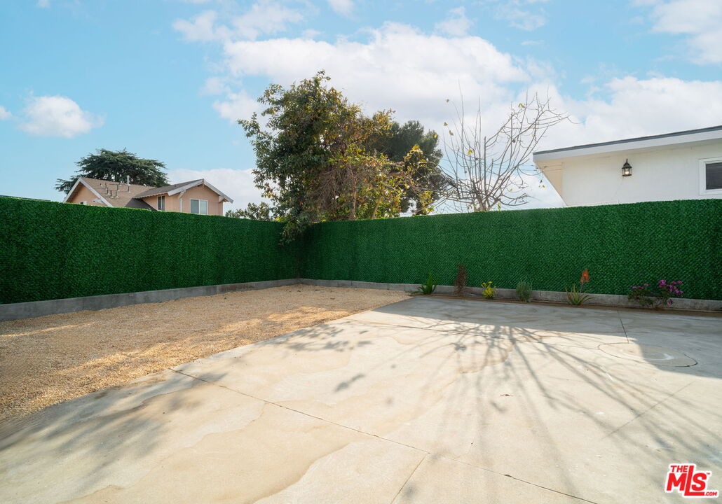1050 W 48th St