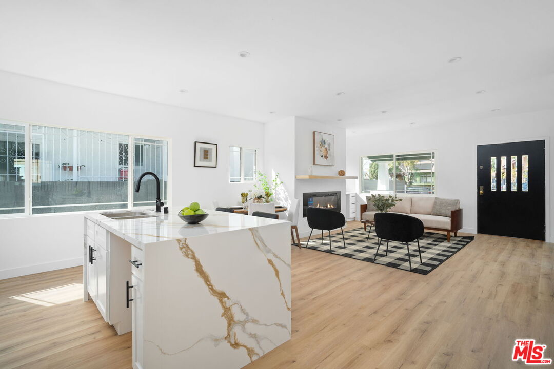 1050 W 48th St