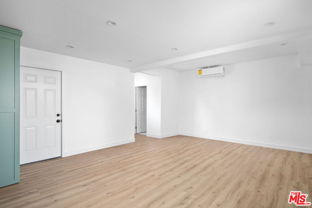 1050 W 48th St