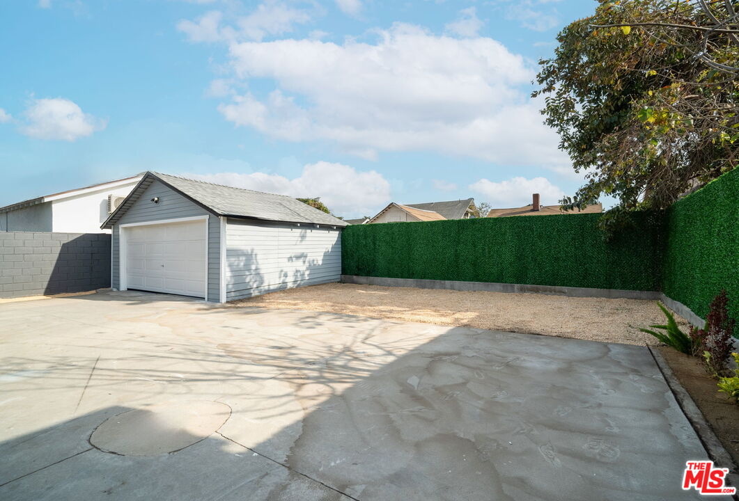 1050 W 48th St