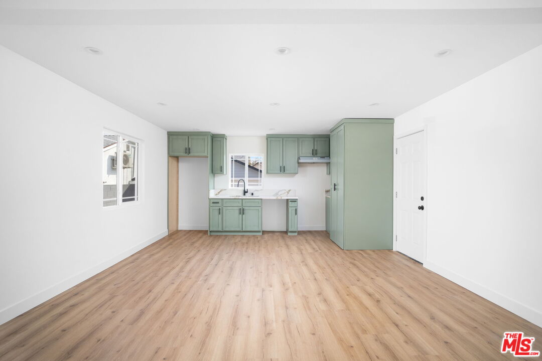 1050 W 48th St