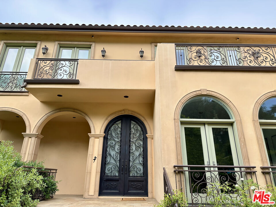 1447 San Ysidro Dr