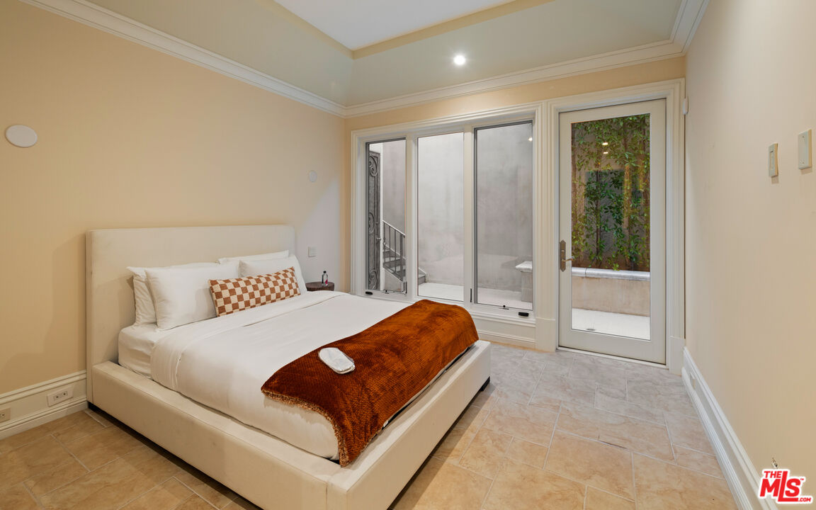 718 N Rodeo Dr