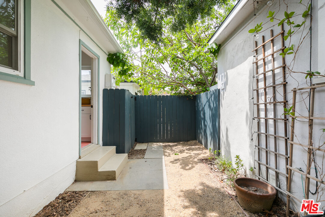 3903 Melrose Ave