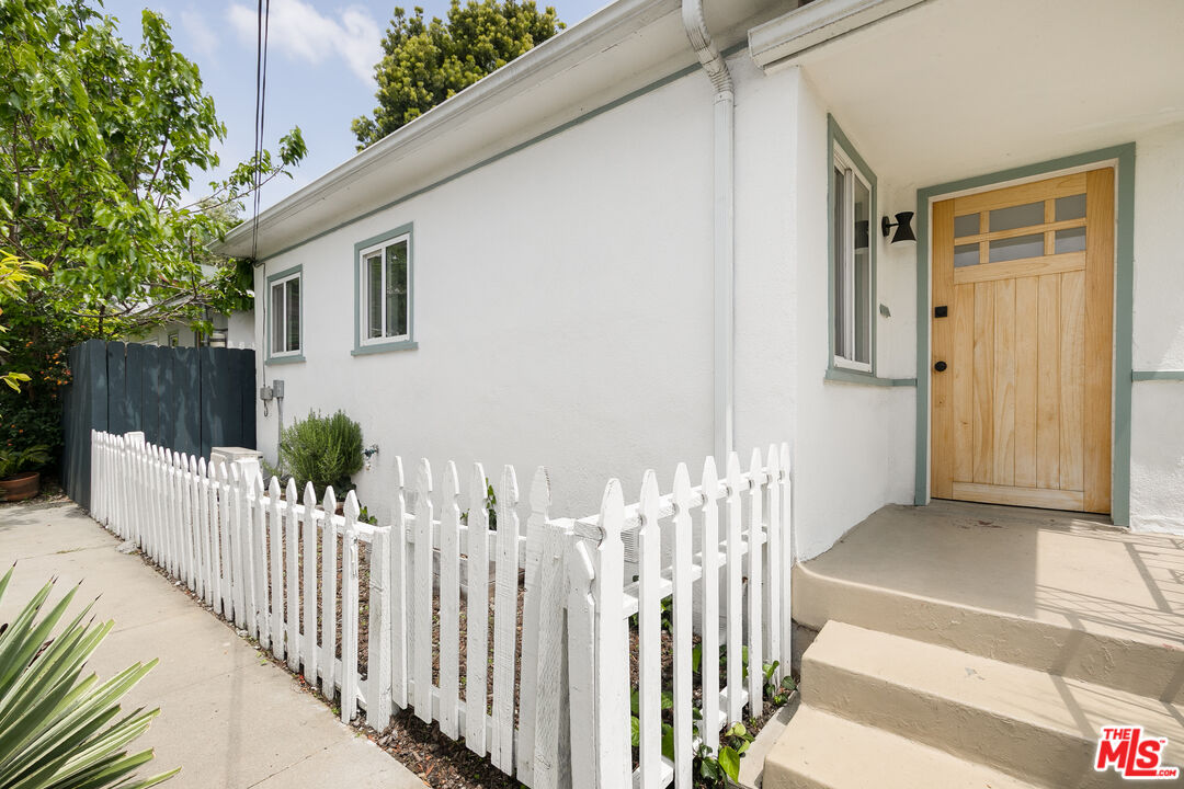 3903 Melrose Ave