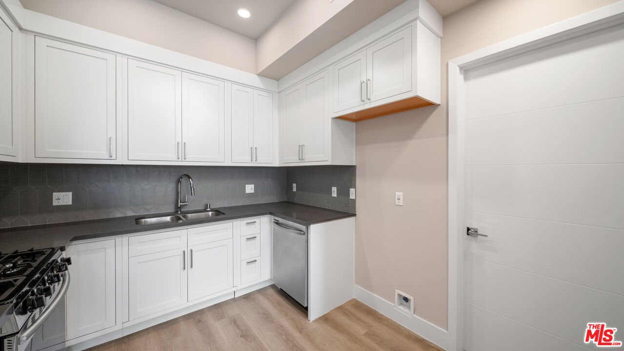 927 Fedora St Unit: 402