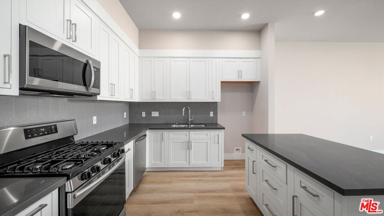 927 Fedora St Unit: 207