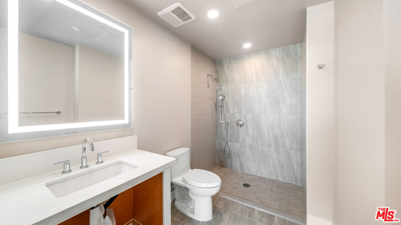 927 Fedora St Unit: 207