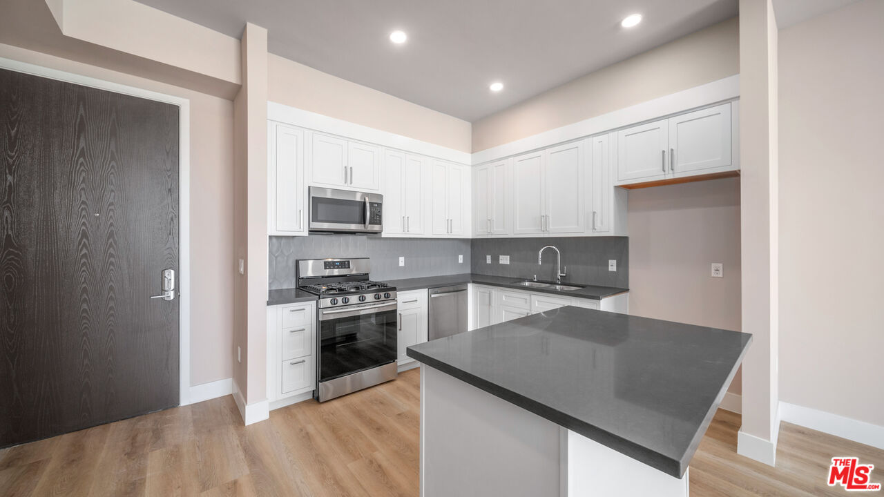 927 Fedora St Unit: 207