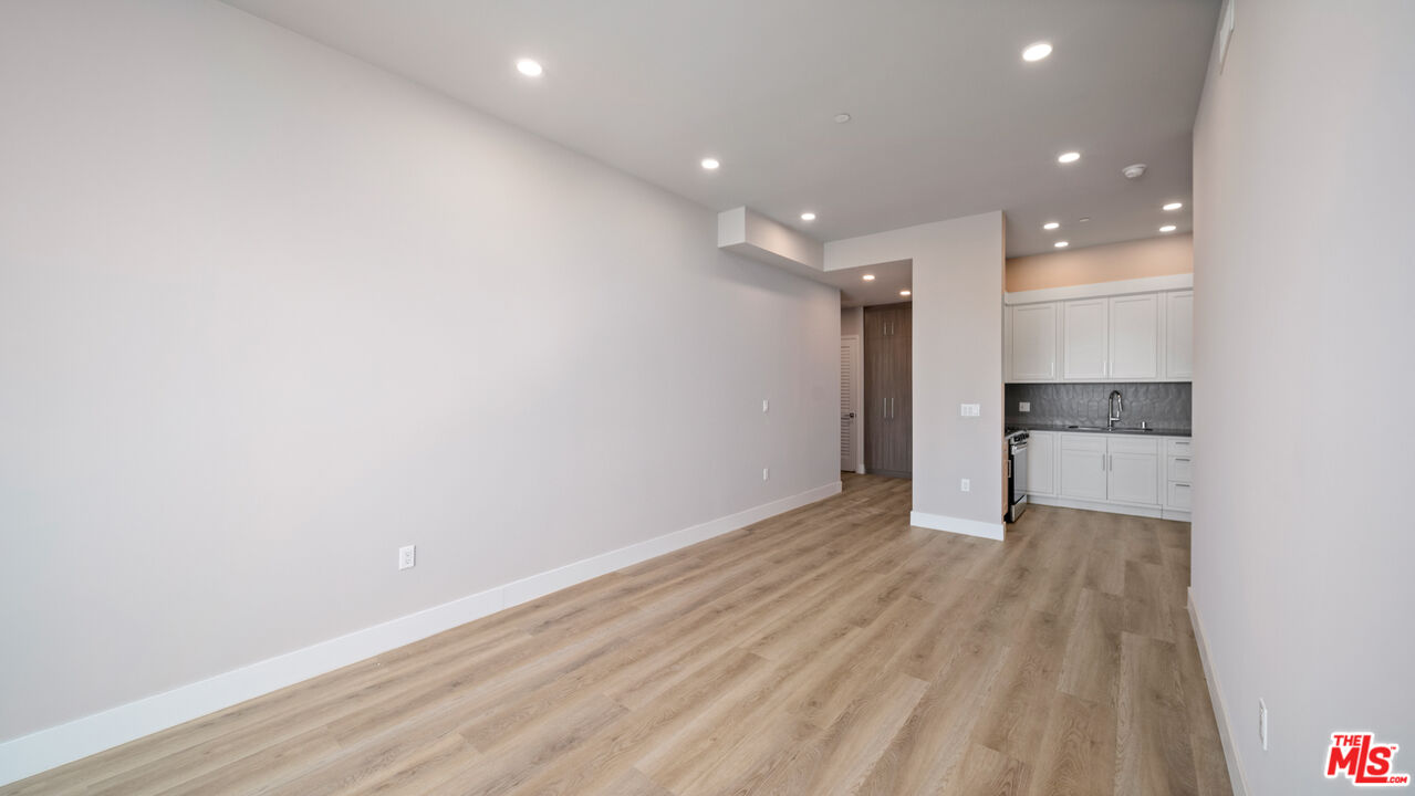 927 Fedora St Unit: 404