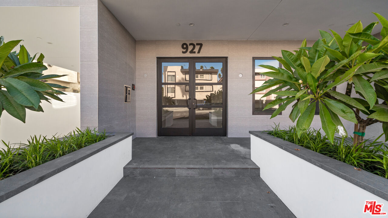 927 Fedora St Unit: 404