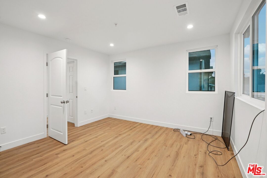 10420 Graham Ave