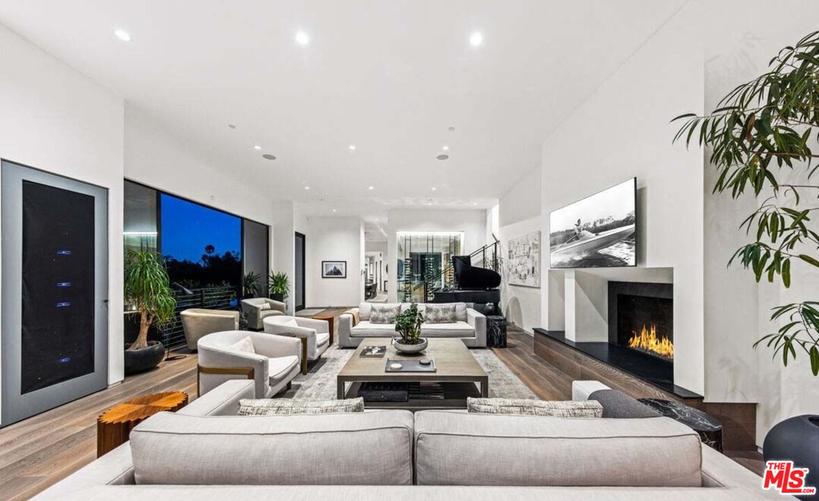 727 N Beverly Glen Blvd