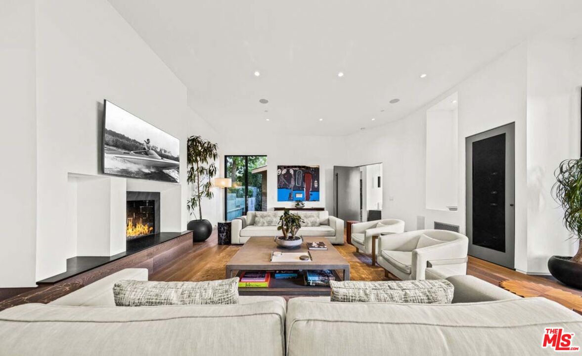 727 N Beverly Glen Blvd