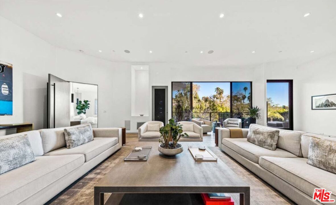 727 N Beverly Glen Blvd