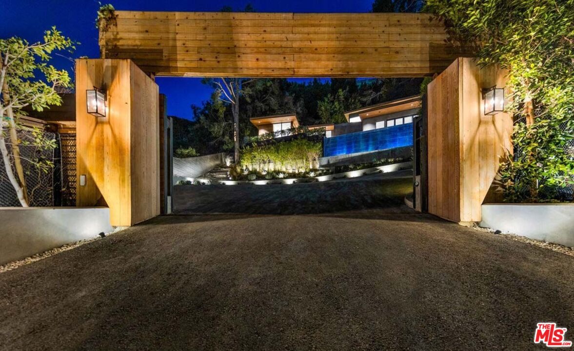 727 N Beverly Glen Blvd
