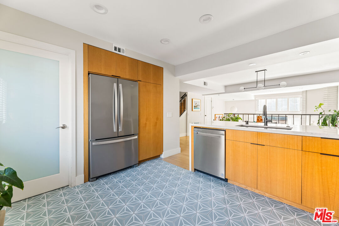 4608 Glencoe Ave Unit: 5