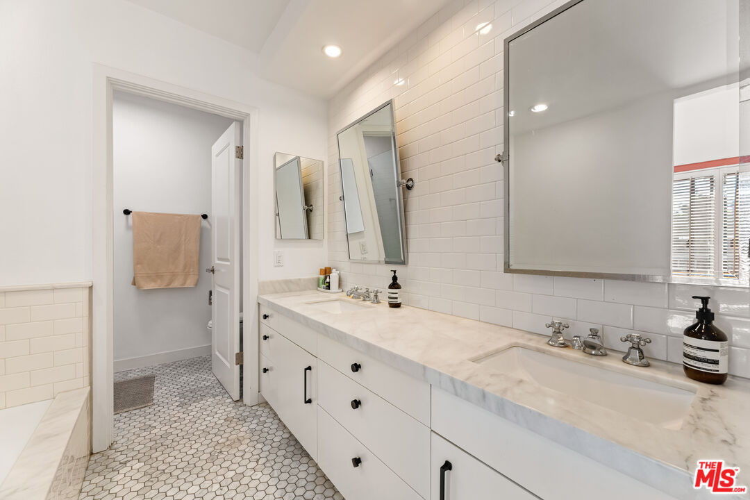 4608 Glencoe Ave Unit: 5