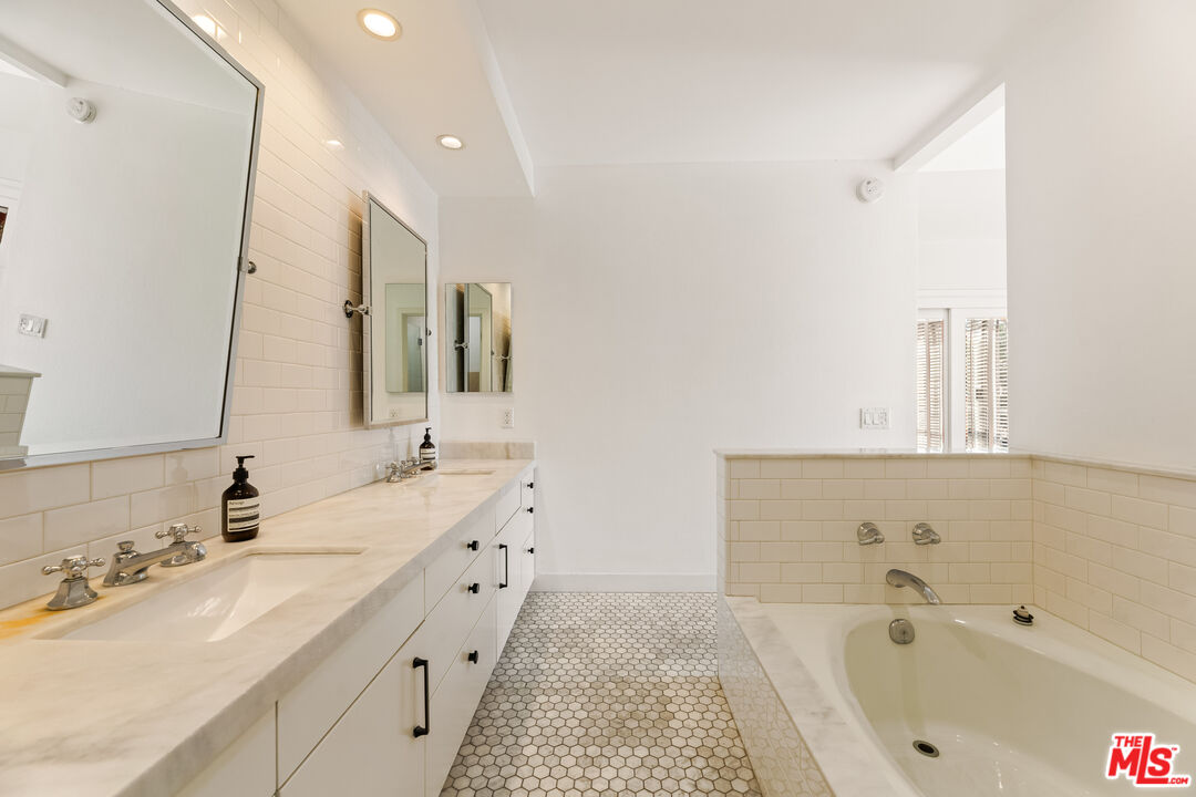 4608 Glencoe Ave Unit: 5