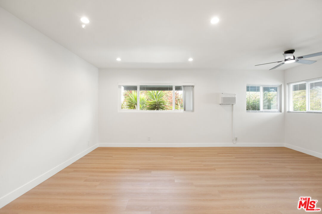 8440 Willoughby Ave Unit: 3