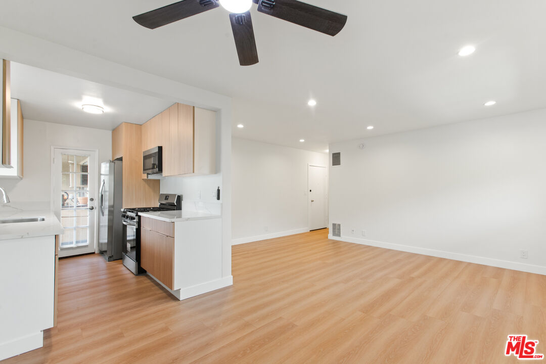 8440 Willoughby Ave Unit: 3