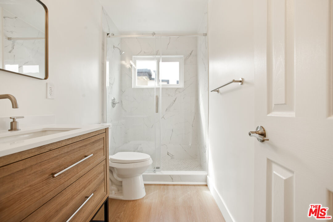 8440 Willoughby Ave Unit: 3