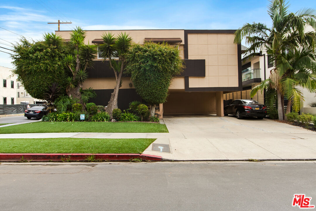 8440 Willoughby Ave Unit: 3