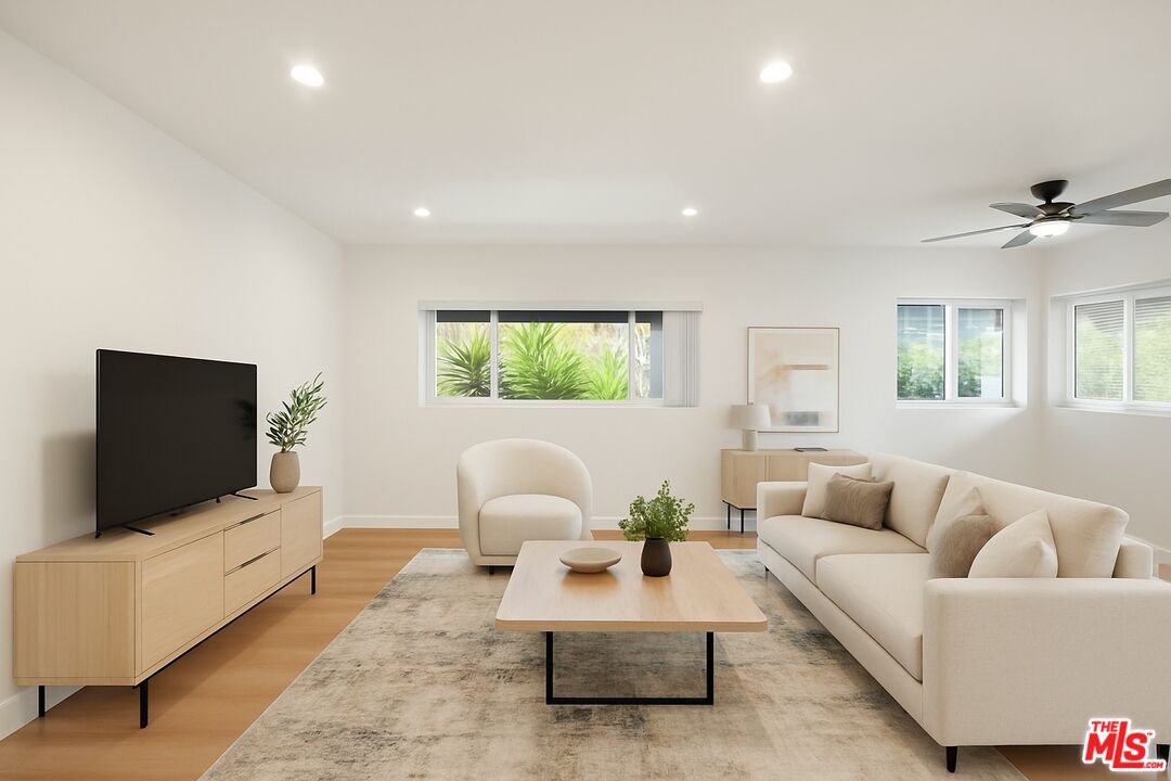 8440 Willoughby Ave Unit: 3