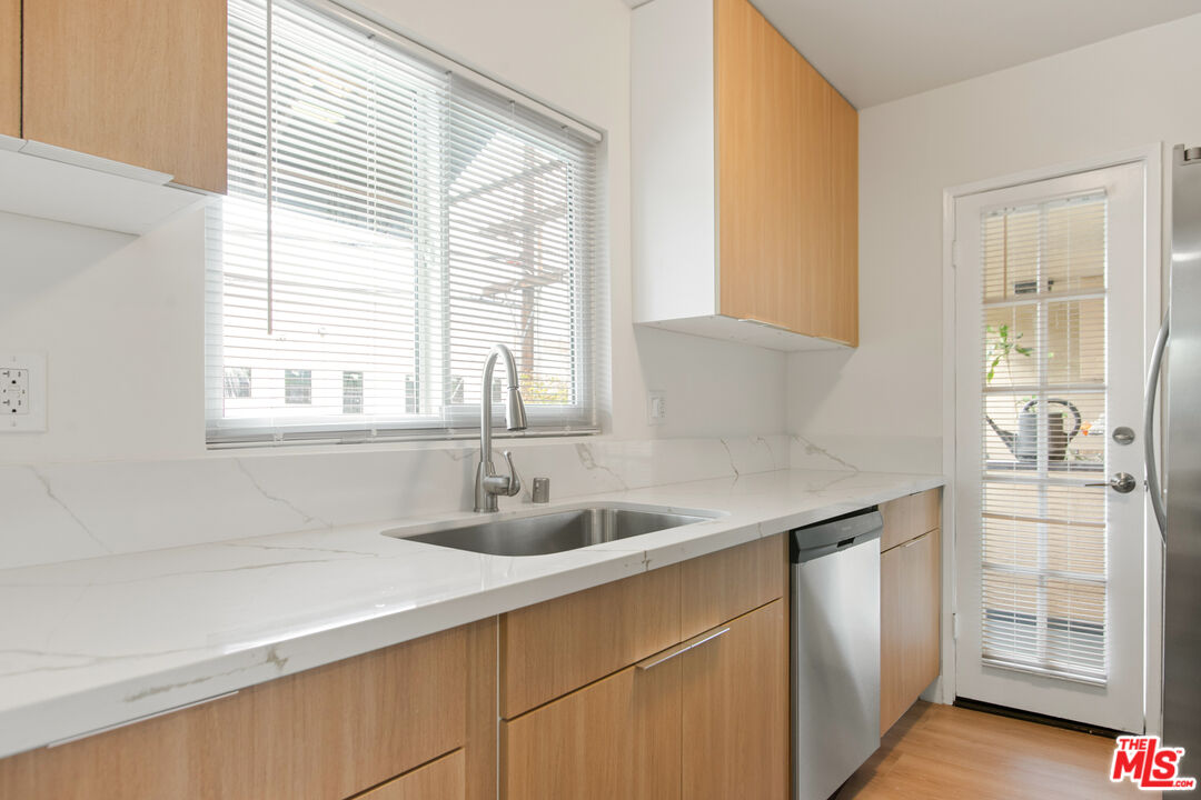 8440 Willoughby Ave Unit: 3