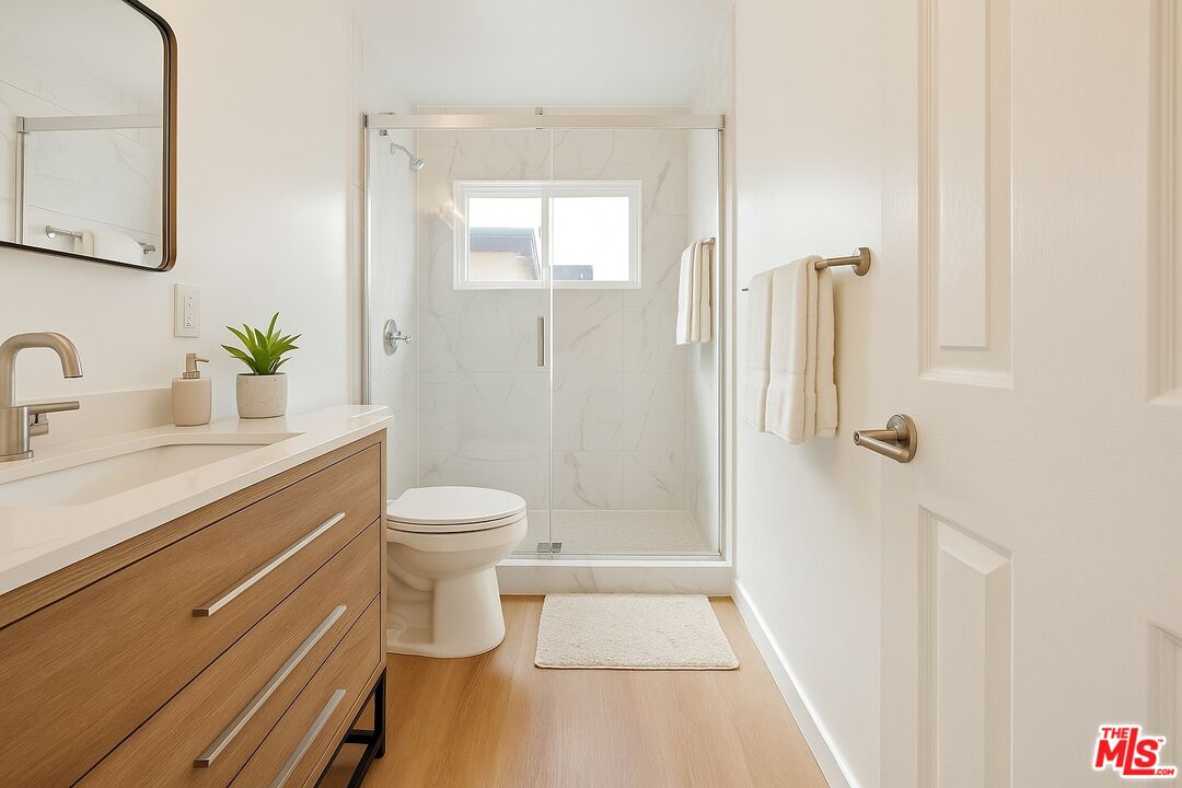 8440 Willoughby Ave Unit: 3