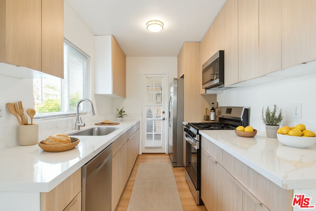 8440 Willoughby Ave Unit: 3