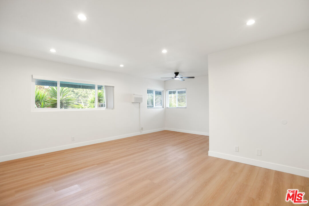 8440 Willoughby Ave Unit: 3