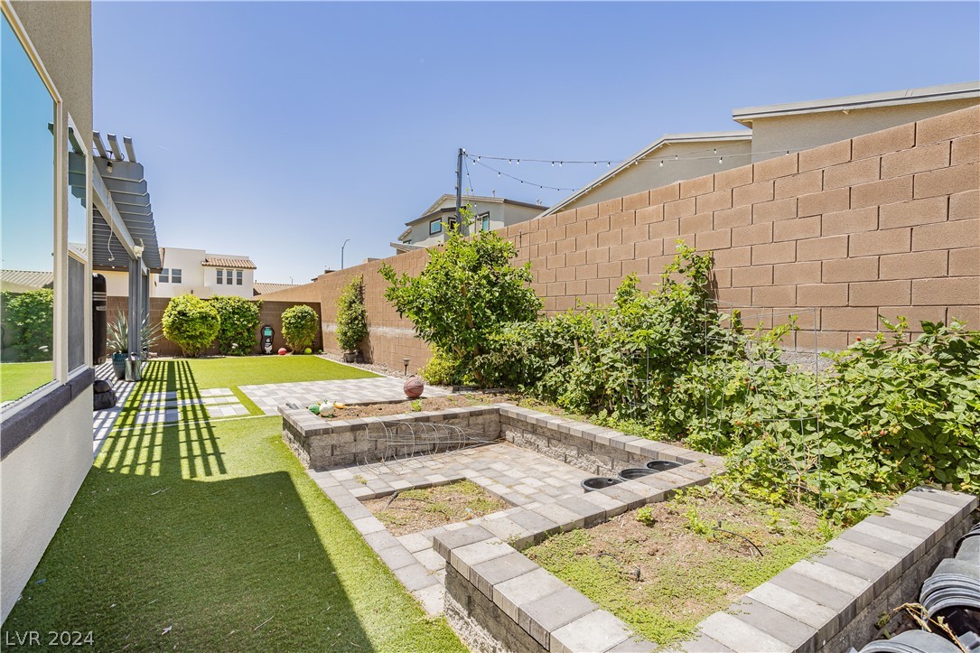 6833 Peakview Street