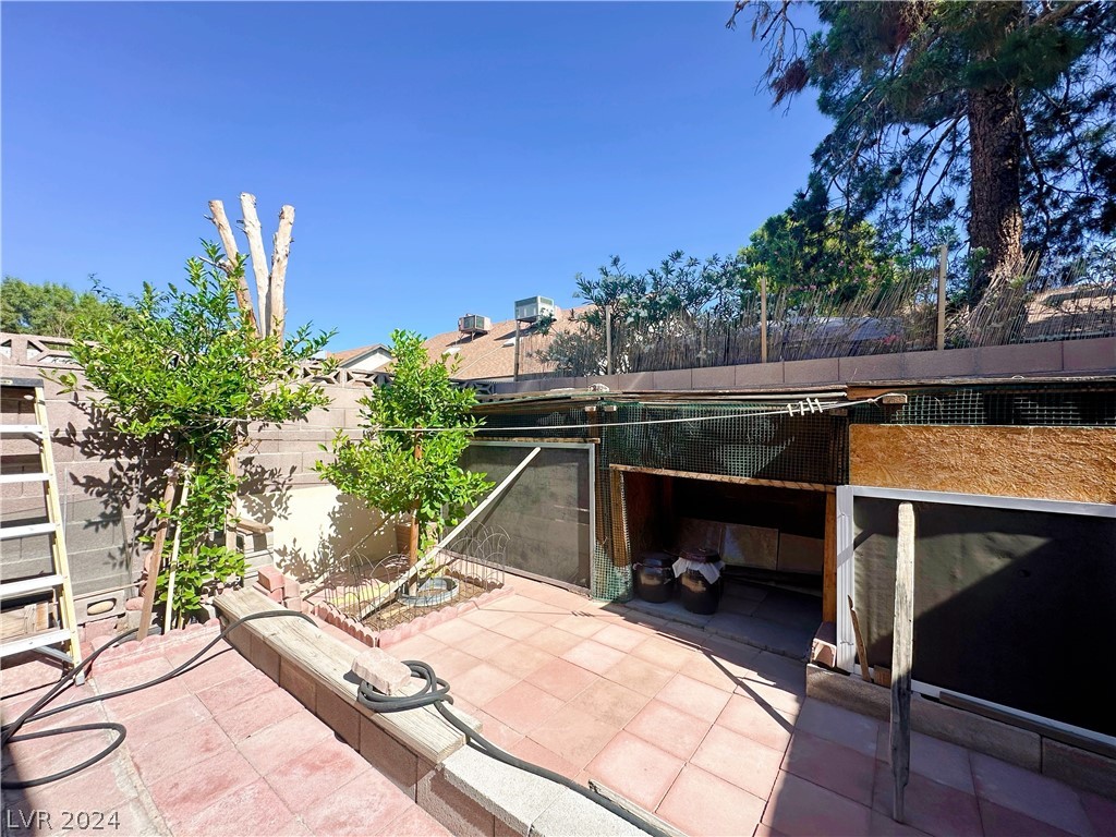 4390 Faberge Avenue