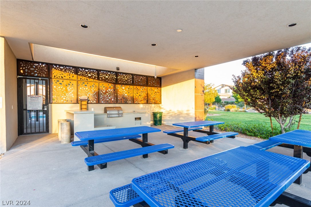 913 Sycamore Falls Street