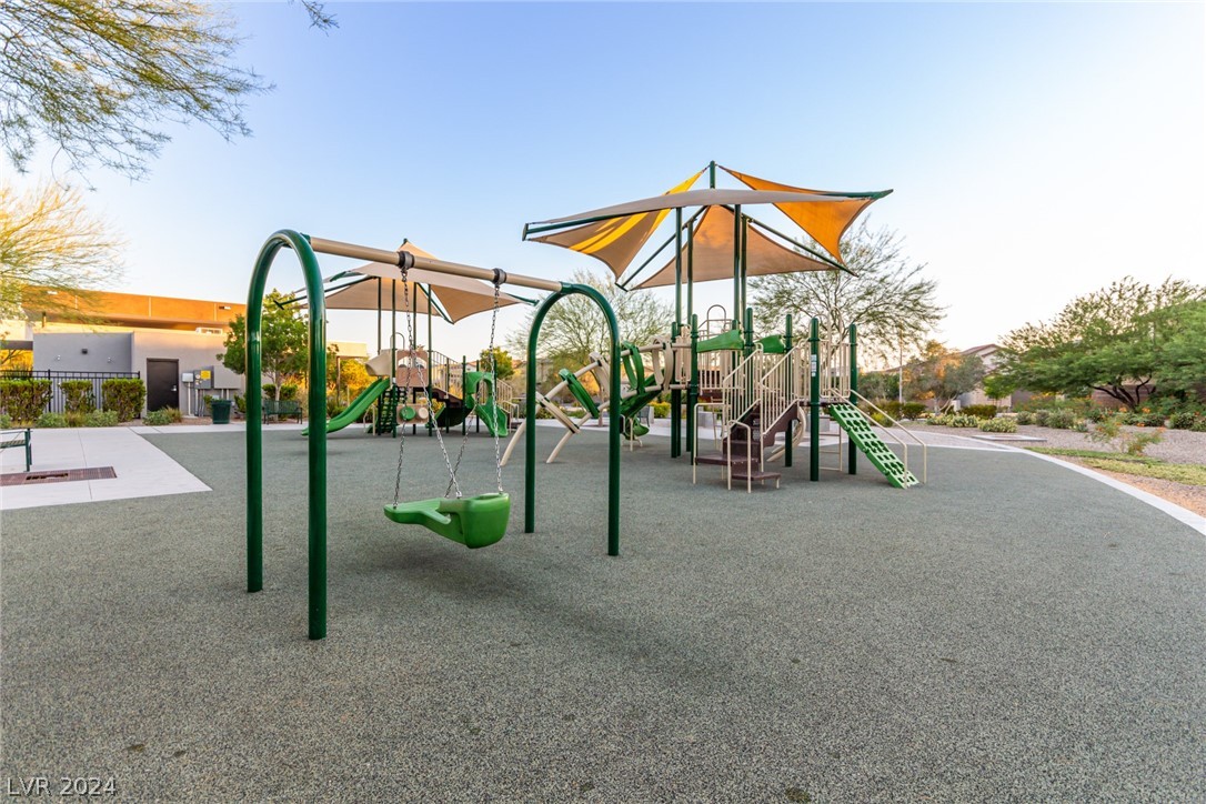 913 Sycamore Falls Street