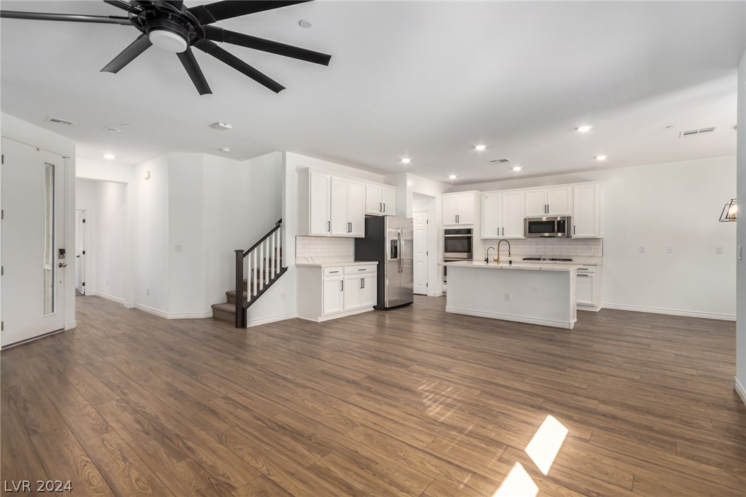 913 Sycamore Falls Street