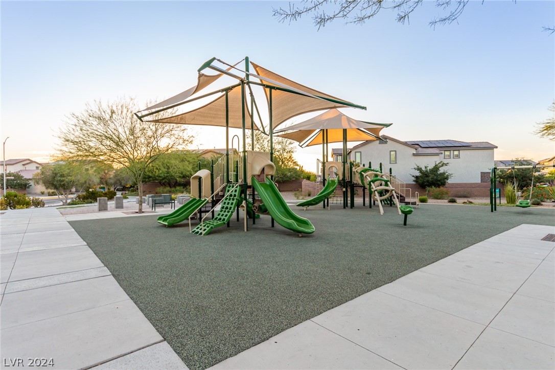 913 Sycamore Falls Street