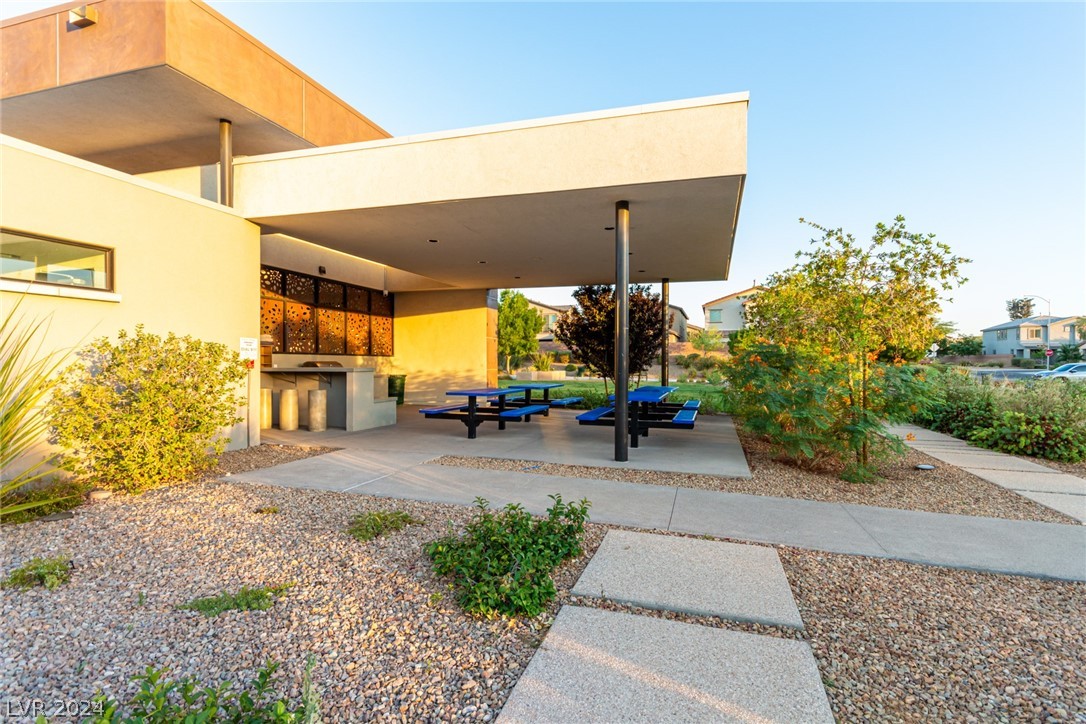 913 Sycamore Falls Street