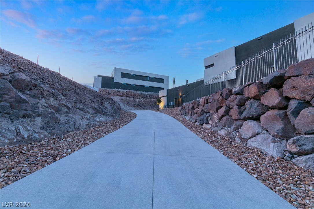 621 SLEEPING DRAGON Drive