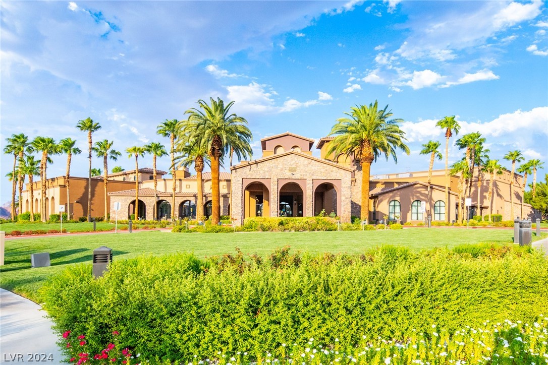 425 Via Stretto Avenue