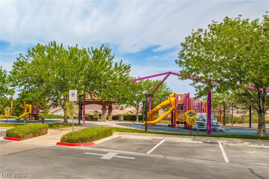 425 Via Stretto Avenue