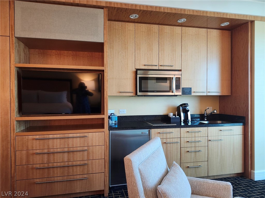 2000 North Fashion Show Drive 2228