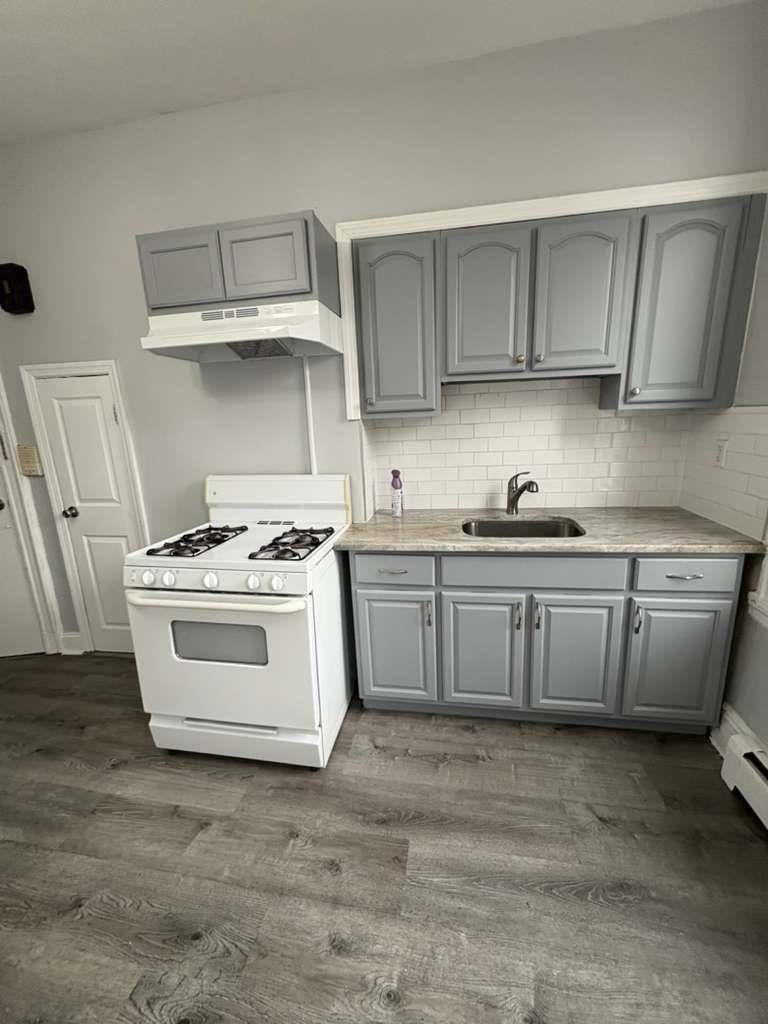 146 GRACE ST Unit: 2R