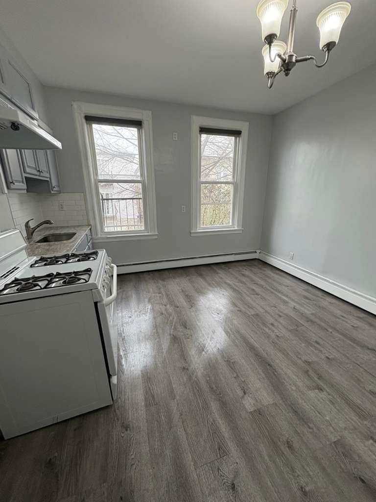146 GRACE ST Unit: 2R